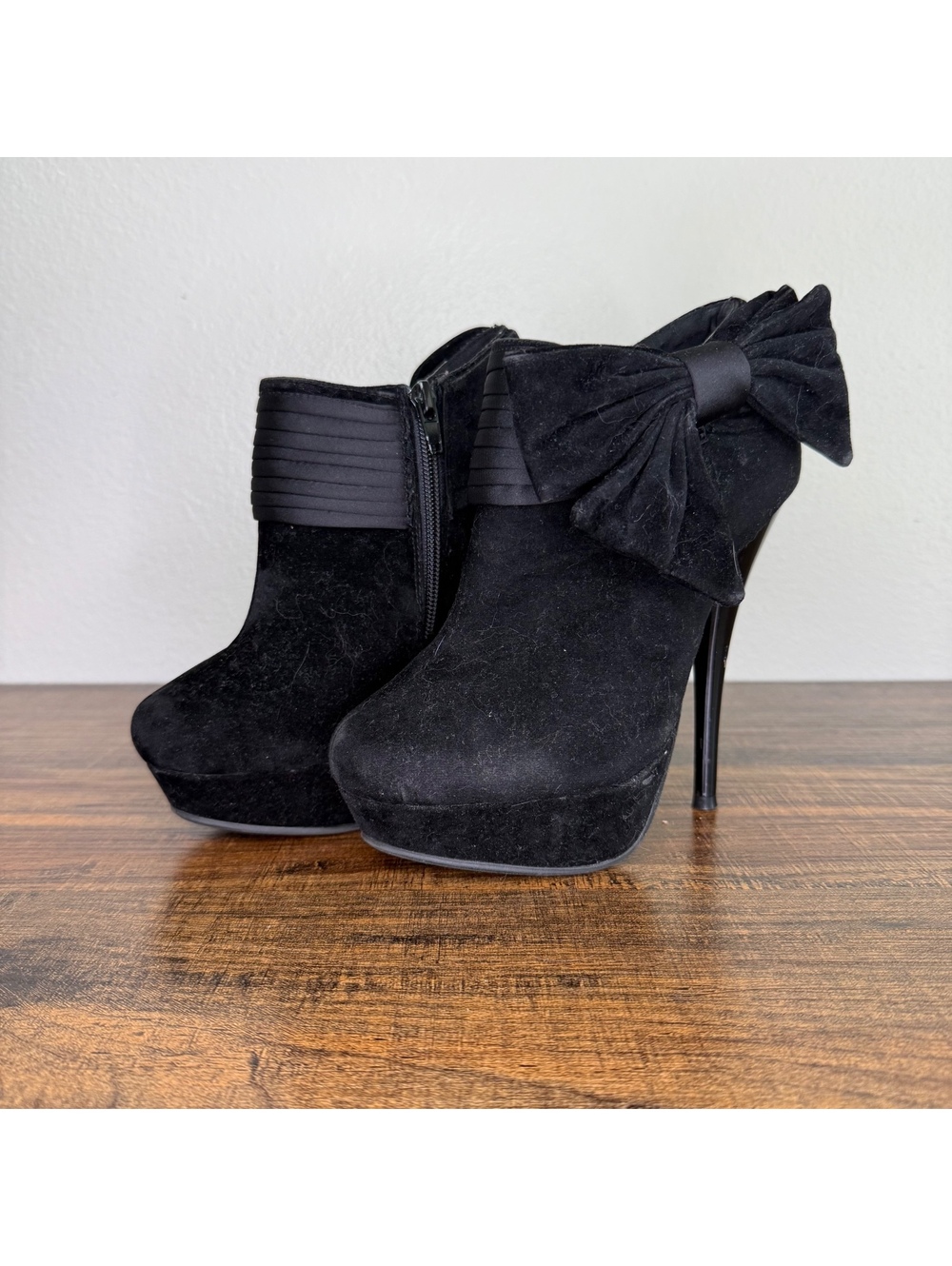 Herstyle Black Suede Platform Ankle Booties with Bow Accent Size 5.5